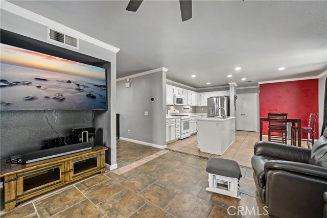 Detail Gallery Image 17 of 43 For 32053 Meadow Wood Ln, Lake Elsinore,  CA 92532 - 4 Beds | 2/1 Baths