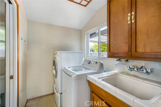 1951 Aliso Avenue, Costa Mesa CA: https://media.crmls.org/medias/22099ddf-66a5-4ce0-9f71-ca8df68e3226.jpg