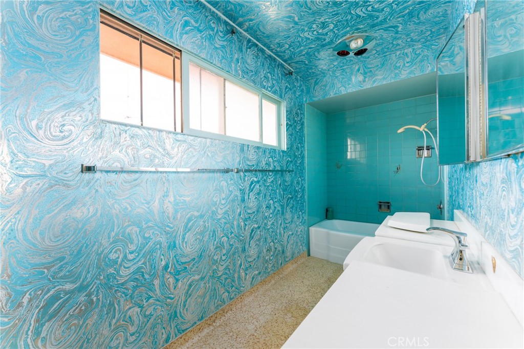 https://media.crmls.org/medias/2209a41d-0517-493b-8517-cae9c9eacc7e.jpg?preset=X-Large
