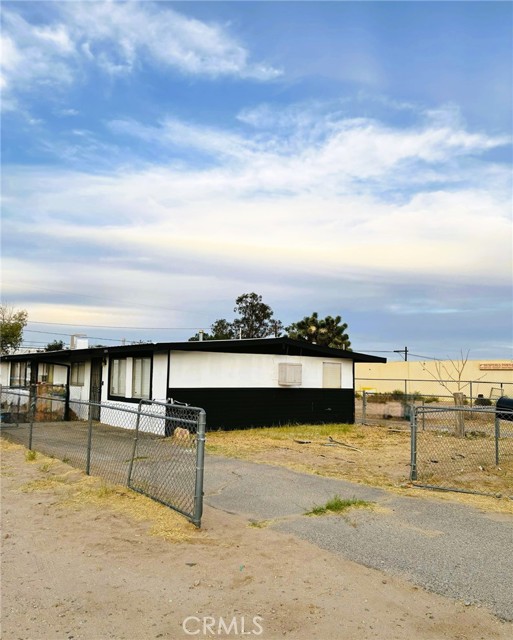 16396 Yucca, Hesperia CA: https://media.crmls.org/medias/220ad9b4-a21b-4612-9994-5f9269d9ad5c.jpg