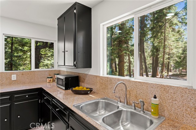 27917 Squirrel Lane, Lake Arrowhead CA: https://media.crmls.org/medias/220e35dd-92e5-43aa-b460-6302ebce3481.jpg