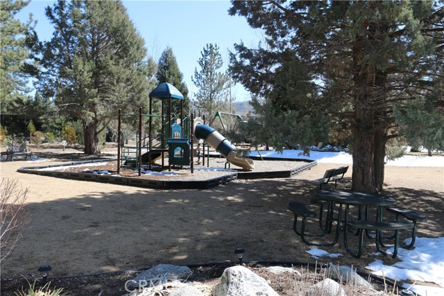 Detail Gallery Image 13 of 16 For 275 Meadow Cir, Big Bear Lake,  CA 92315 - – Beds | – Baths