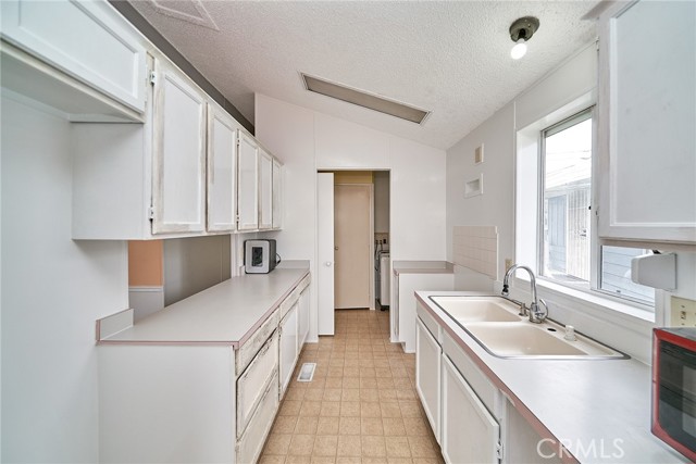 Detail Gallery Image 9 of 28 For 24100 Pennsylvania St #103,  Lomita,  CA 90717 - 2 Beds | 2 Baths