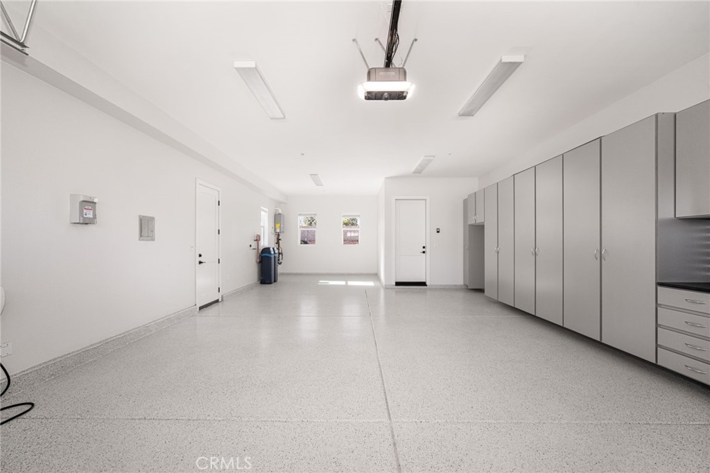 https://media.crmls.org/medias/220f9c13-9969-42a0-8940-79cd38ccada5.jpg?preset=X-Large
