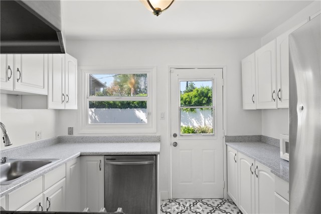 Detail Gallery Image 13 of 20 For 17832 Rhoda, Encino,  CA 91316 - 2 Beds | 1 Baths