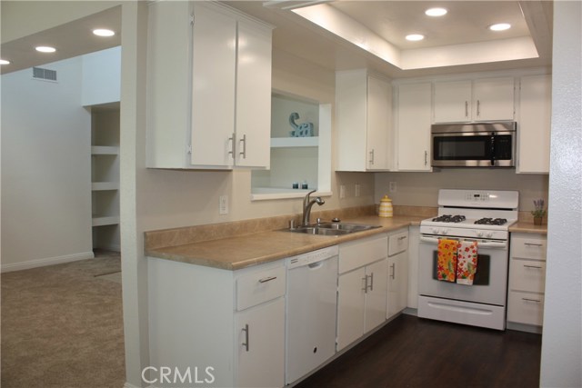 Detail Gallery Image 7 of 22 For 17041 a Ln #B,  Huntington Beach,  CA 92647 - 2 Beds | 2 Baths