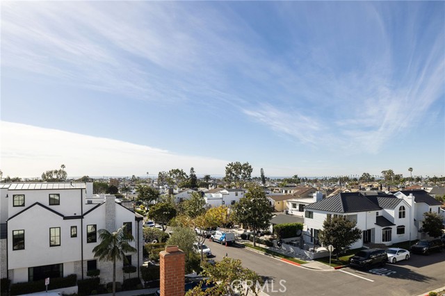 702 Poinsettia Avenue, Corona del Mar CA: https://media.crmls.org/medias/2212d78a-f567-46f4-b0d0-53301381c5ba.jpg