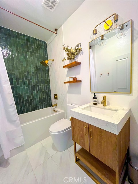 Detail Gallery Image 5 of 21 For 19350 Sherman Way #338,  Reseda,  CA 91335 - 2 Beds | 2 Baths