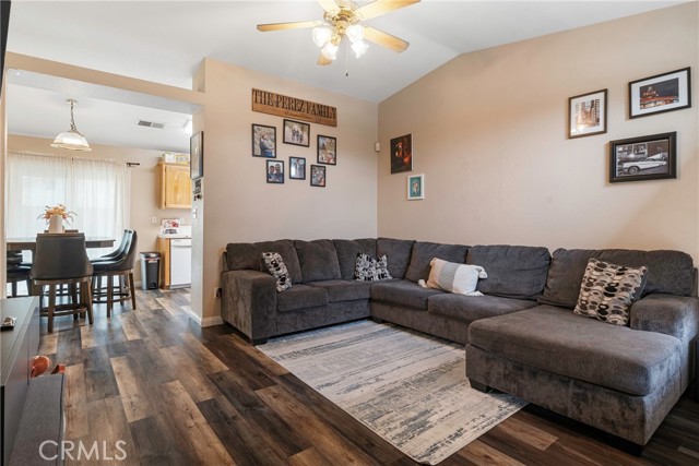 Detail Gallery Image 7 of 33 For 7009 Kings Forest Ct, Bakersfield,  CA 93313 - 3 Beds | 2 Baths