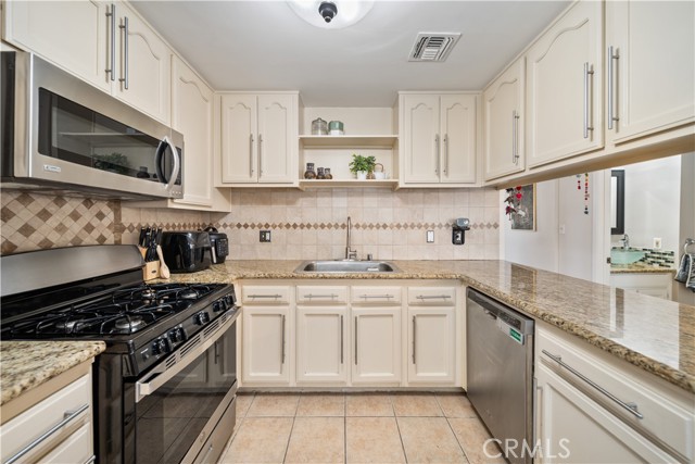 Detail Gallery Image 17 of 47 For 19950 Sherman Way Unit a a,  Winnetka,  CA 91306 - 3 Beds | 4 Baths