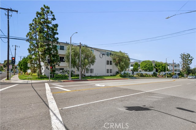 Detail Gallery Image 1 of 37 For 415 S Prospect Ave #105,  Redondo Beach,  CA 90277 - 2 Beds | 2 Baths