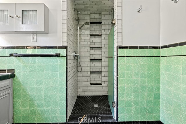 Detail Gallery Image 13 of 33 For 1701 Pier Ave, Santa Monica,  CA 90405 - 4 Beds | 2/1 Baths
