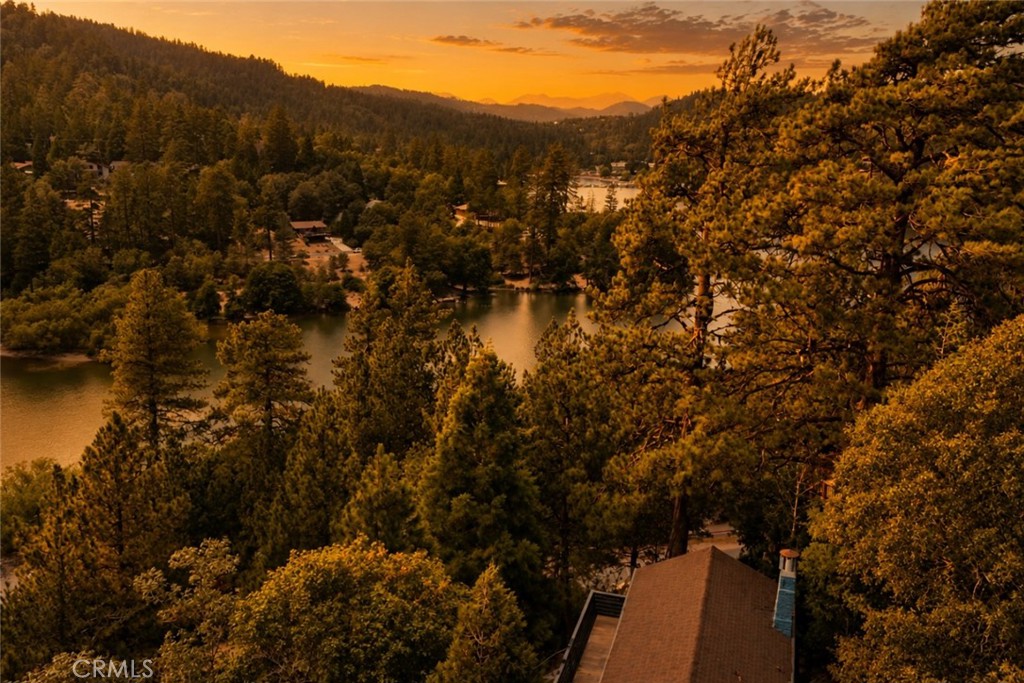 https://media.crmls.org/medias/22196521-fe0c-40d8-8ff4-0016f77ee6bd.jpg?preset=X-Large
