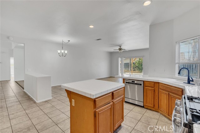 Detail Gallery Image 8 of 55 For 3901 Vicksburg Ct, Hemet,  CA 92545 - 5 Beds | 3 Baths