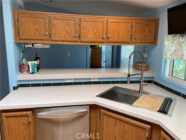 80 Huntington, Huntington Beach CA: https://media.crmls.org/medias/222362c1-96d1-4b2e-af42-aef555d2135d.jpg