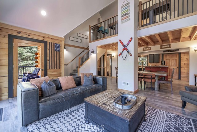 893 Silver Tip Drive, Big Bear CA: https://media.crmls.org/medias/22238d45-d80c-4640-9ec5-6da3800ad900.jpg
