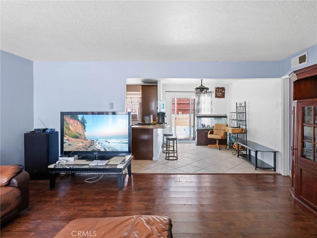 https://media.crmls.org/medias/2224acdb-942b-4ac0-9584-0501adf58b51.jpg?preset=X-Large