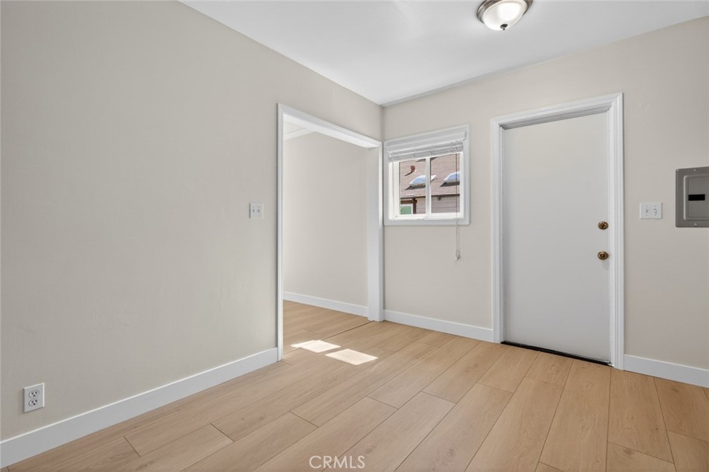 https://media.crmls.org/medias/22305547-de34-4c45-9524-80aec197bd46.jpg?preset=X-Large