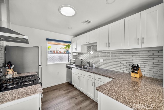 Detail Gallery Image 15 of 41 For 18019 Tiara, Encino,  CA 91316 - 4 Beds | 2 Baths