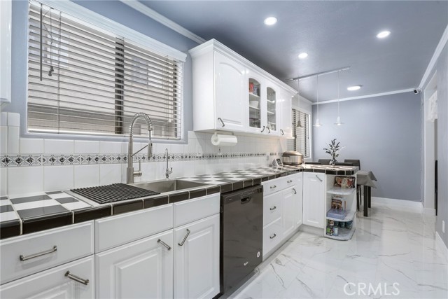 Detail Gallery Image 10 of 34 For 5305 White Oak Ave #F,  Encino,  CA 91316 - 2 Beds | 2/1 Baths