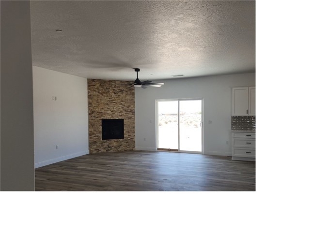 Detail Gallery Image 2 of 19 For 21053 Huasna Rd, Apple Valley,  CA 92307 - 4 Beds | 2/1 Baths