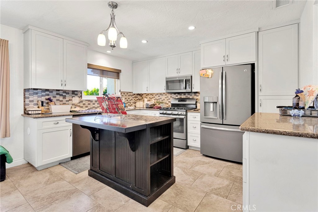https://media.crmls.org/medias/223402d6-0f7c-4f5c-a96c-2652852372c2.jpg?preset=X-Large