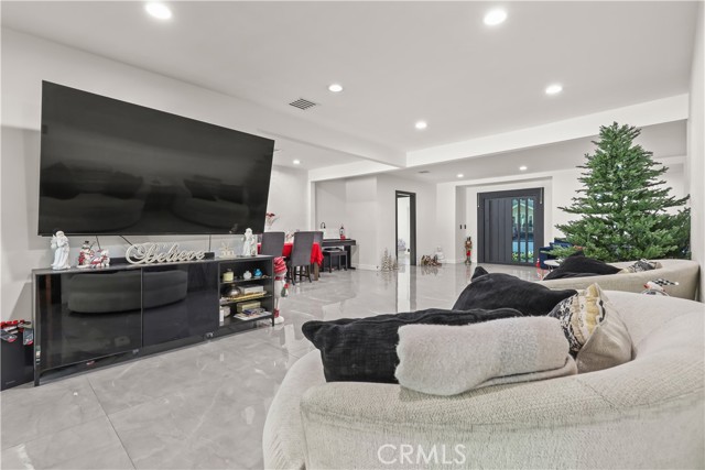 Detail Gallery Image 13 of 40 For 2240 N Parish, Burbank,  CA 91504 - 4 Beds | 2 Baths