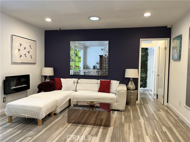 Detail Gallery Image 4 of 19 For 20800 Clark St, Woodland Hills,  CA 91367 - 4 Beds | 2 Baths