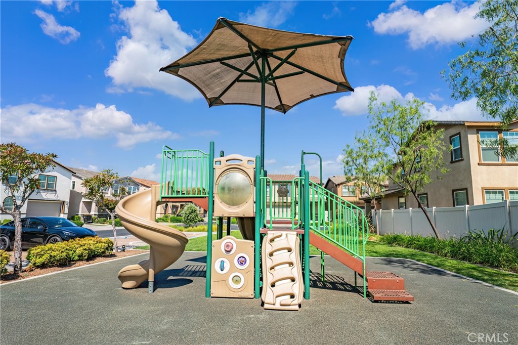 https://media.crmls.org/medias/22399a24-8d72-4950-b9f0-da1e2d44ec49.jpg?preset=X-Large