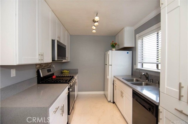 Detail Gallery Image 1 of 30 For 6912 Remmet Ave #5,  Canoga Park,  CA 91303 - 2 Beds | 2/1 Baths