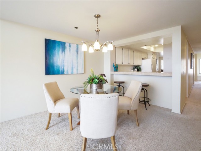 Dining Area and Breakfast Bar