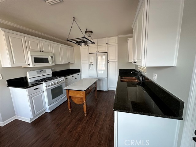 1013 Glacier, Barstow CA: https://media.crmls.org/medias/22425a9d-4845-4680-870c-a94ea8cf89e3.jpg