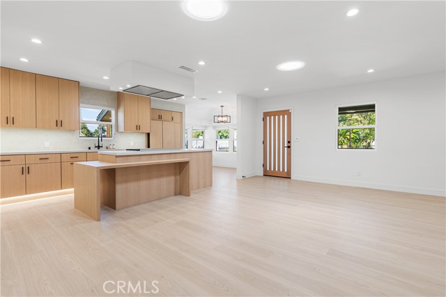 Detail Gallery Image 8 of 33 For 18848 Collins, Tarzana,  CA 91356 - 2 Beds | 2 Baths