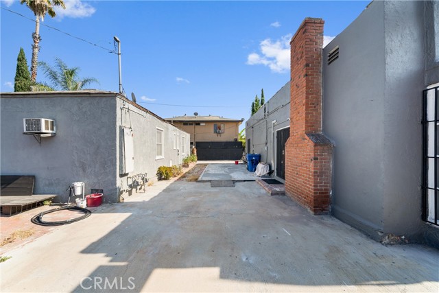11170 Burbank Boulevard, North Hollywood CA: https://media.crmls.org/medias/22472e0d-0543-4f2e-9baa-c40abdb667f2.jpg