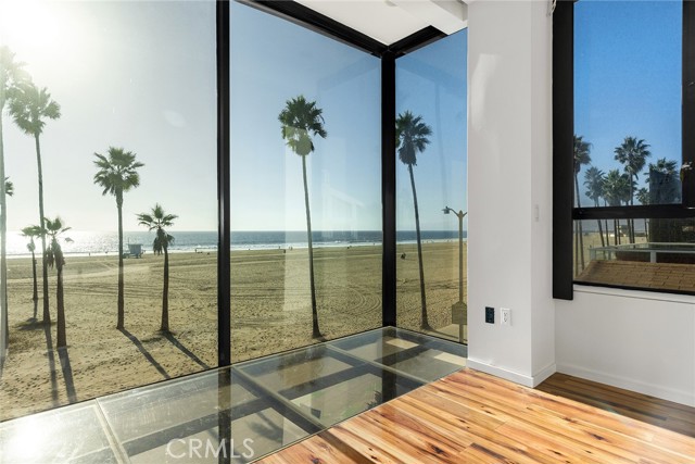 Detail Gallery Image 8 of 22 For 3009 Ocean Front Walk, Venice,  CA 90291 - 3 Beds | 2 Baths