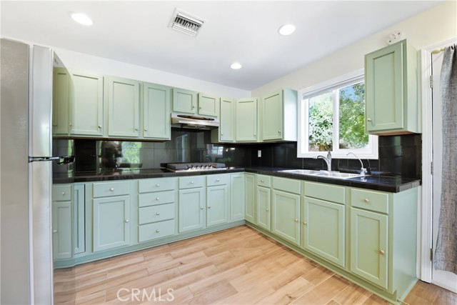 Detail Gallery Image 3 of 18 For 23416 Community St #B,  West Hills,  CA 91304 - 1 Beds | 1 Baths