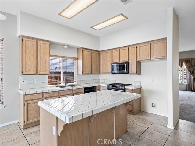 Detail Gallery Image 6 of 26 For 13477 Lakeside, Victorville,  CA 92395 - 3 Beds | 2 Baths