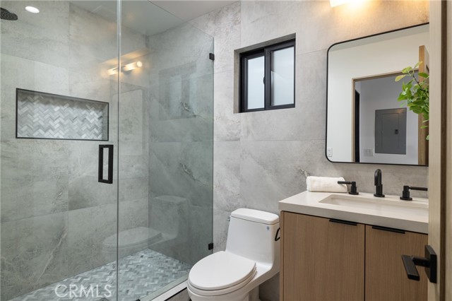 Detail Gallery Image 24 of 47 For 916 W Balboa Bld, Newport Beach,  CA 92661 - 6 Beds | 4/1 Baths