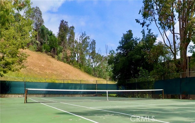 Detail Gallery Image 9 of 10 For 22117 Burbank, Woodland Hills,  CA 91367 - 2 Beds | 1/1 Baths