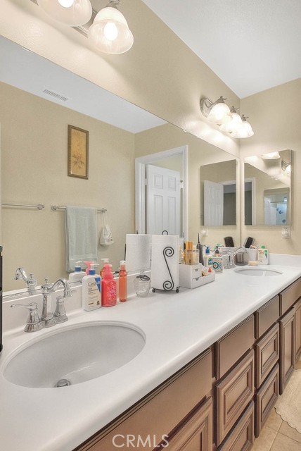 7770 Holland Park Street, Chino CA: https://media.crmls.org/medias/224cfceb-e941-4013-81a0-2f83e50aeb75.jpg