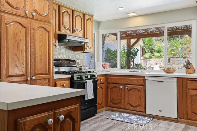Detail Gallery Image 10 of 51 For 29223 Flowerpark Dr, Canyon Country,  CA 91387 - 3 Beds | 2 Baths
