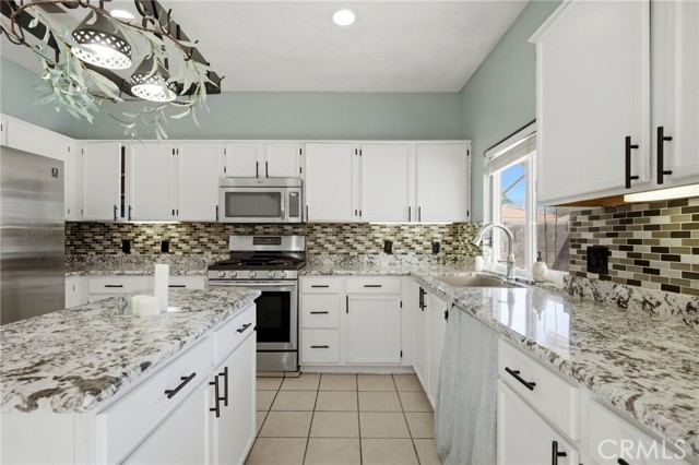 Detail Gallery Image 12 of 27 For 1853 Rue Chablis, San Jacinto,  CA 92583 - 4 Beds | 2 Baths