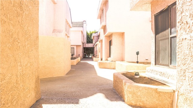 Detail Gallery Image 2 of 21 For 9906 Owensmouth Ave #7,  Chatsworth,  CA 91311 - 3 Beds | 2/1 Baths