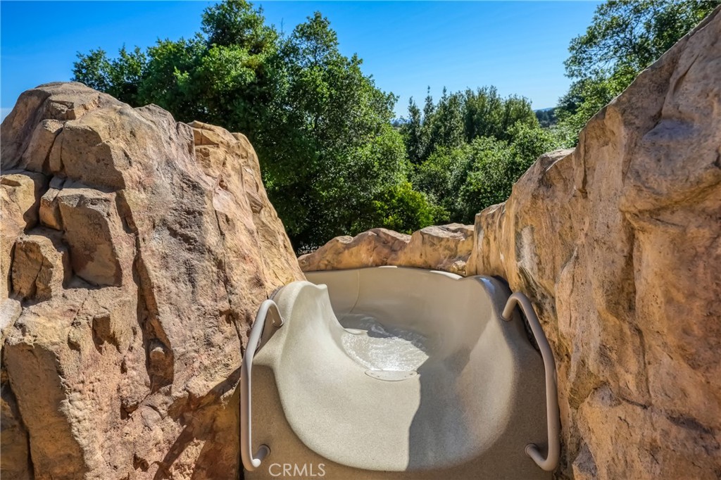 https://media.crmls.org/medias/2254a06a-3be7-48d0-a003-6c60b7f652d0.jpg?preset=X-Large