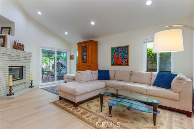 15535 Mallory Court, Moorpark CA: https://media.crmls.org/medias/2256204f-3495-433f-bede-04c0d7085305.jpg