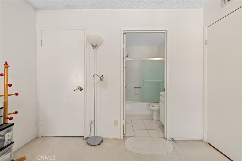https://media.crmls.org/medias/22575769-29f4-4890-baa9-1c7a03a1a524.jpg?preset=X-Large