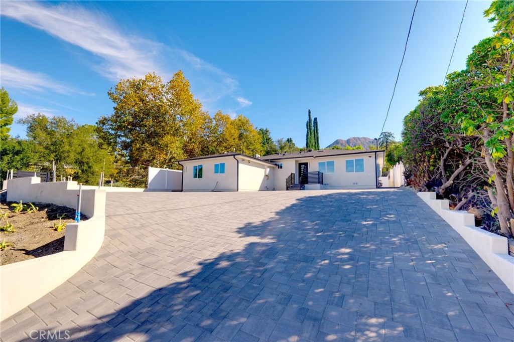 10904 Tujunga Canyon — architectural residence