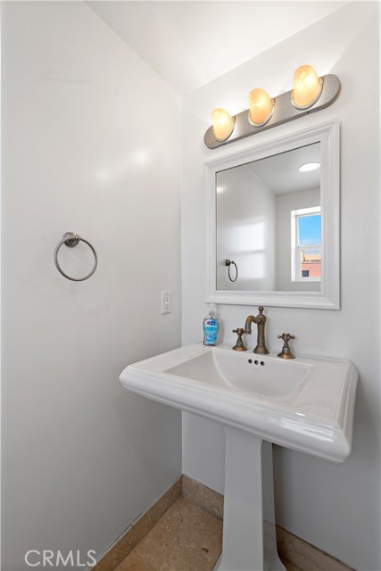 Detail Gallery Image 11 of 49 For 16750 Bayview Dr, Sunset Beach,  CA 90742 - 3 Beds | 2/1 Baths