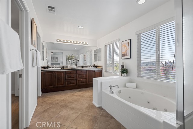 1512 E Nocta Privado, Ontario CA: https://media.crmls.org/medias/22587338-5133-4d6e-853c-3d86ae523e2a.jpg