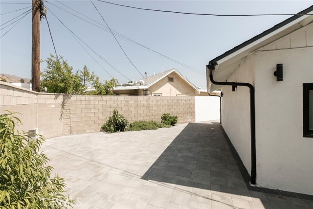 10265 Strathern Street, Sun Valley CA: https://media.crmls.org/medias/2259e6ae-afde-4dab-ab40-11e810c73850.jpg